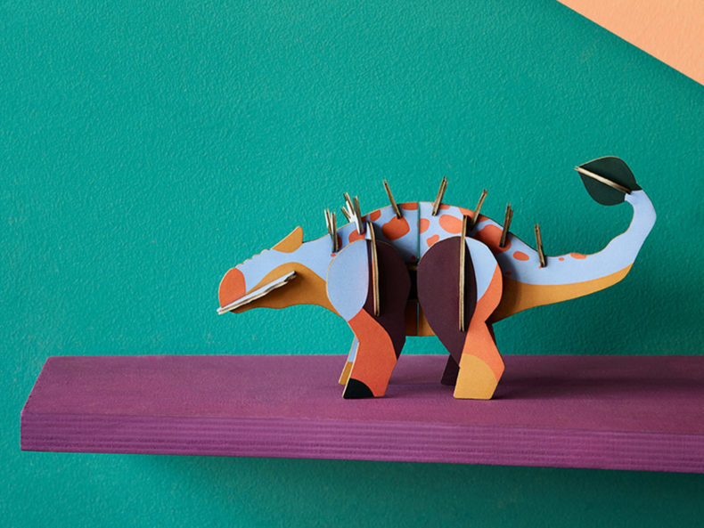 3D Bastelset Ankyl-Dino von studio-roof steht als Deko auf einem pink farbenen Regal