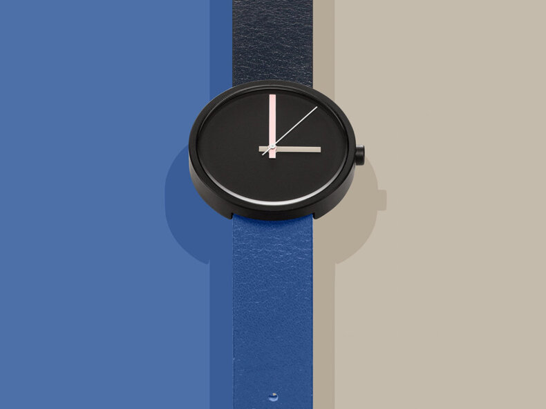 Detailansicht der Multi Midnight Uhr von AÃRK COLLECTIVE mit Fokus auf das matte Gehäuse und die farblich kontrastierenden Zeiger.