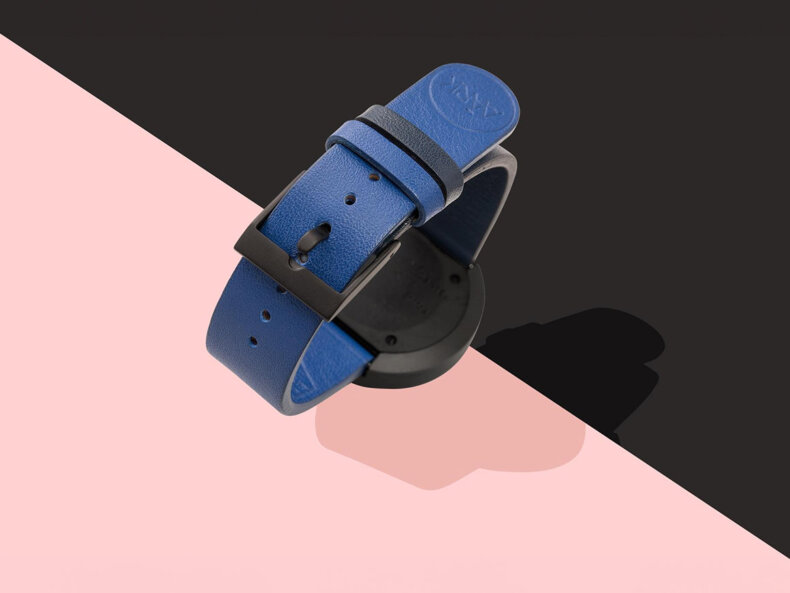 Rückseite und Verschluss der Multi Midnight Armbanduhr mit geprägtem Logo auf dem Lederarmband.