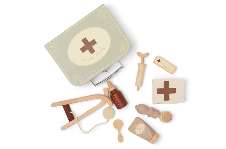 Der Arztkoffer konges slojd vor weißem Hintergrund. Set aus Buchenholz enthält eine Cremetube, ein Stethoskop, eine Helix, Tropfen, einen Löffel, ein Otoskop, einen Verband und ein Namensschild mit Magnet sowie einen bemalten Arztkoffer.