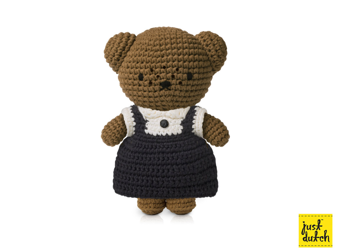 Barbara im Schuloutfit