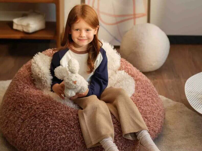 Kindersessel Blush Yeti Sitzsack von Wigiwama bei filipok Berlin kaufen