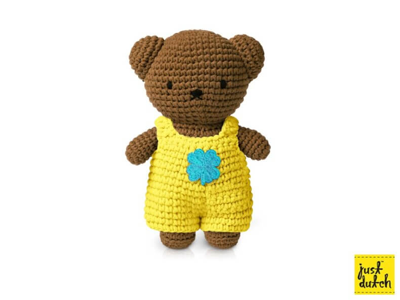 Boris gehäkelter Kuschelbär - im gelben Klee Overall