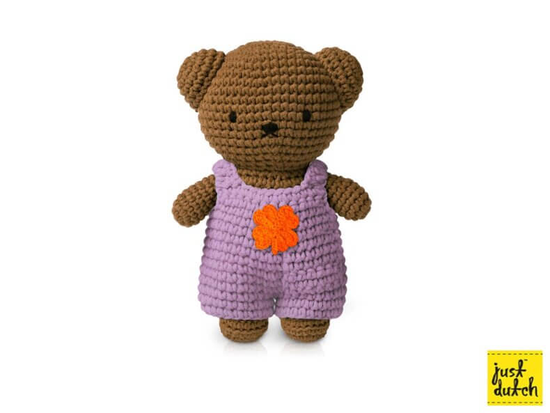 Boris gehäkelter Kuschelbär - im lila Klee Overall