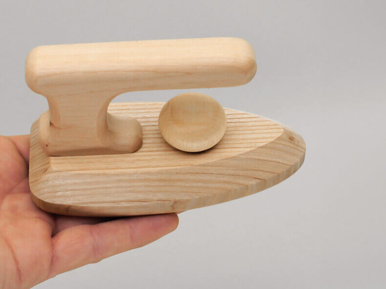 Holzspielzeug Bügeleisen für Kinder – Montessori, Lotes Toys – Bild 6