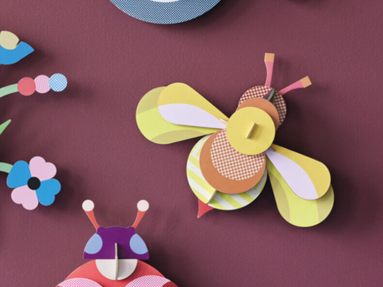 Candy Bee Wanddekoration von Studio Roof als Bienenmotiv an der Wand