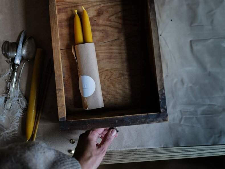 Classic Beeswax Tapers, 2er Set, OVO Things – Bild 2