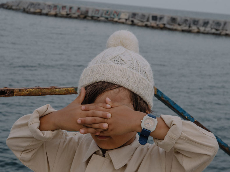 Junge mit Kinderarmbanduhr Deep Sea MINI KYOMO