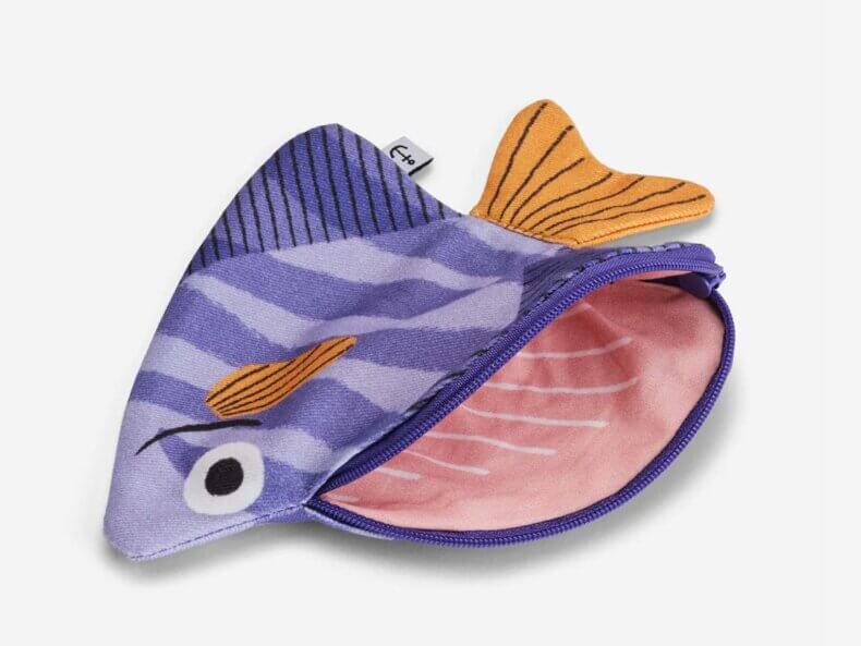 Detailansicht des Don Fisher Moonyfish Lilac Etuis – handgenähtes Etui in lila Fischform