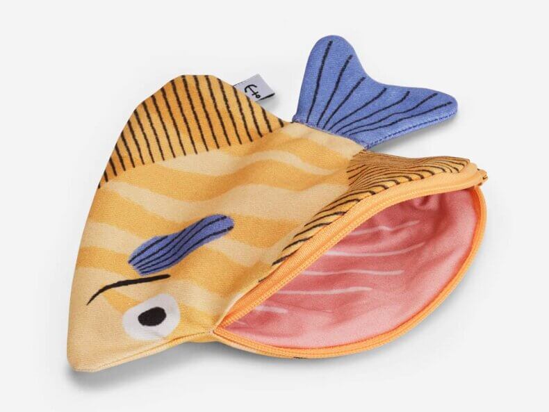 Detailansicht des Don Fisher Moonyfish Yellow Etuis – handgenähtes Etui in gelber Fischform.