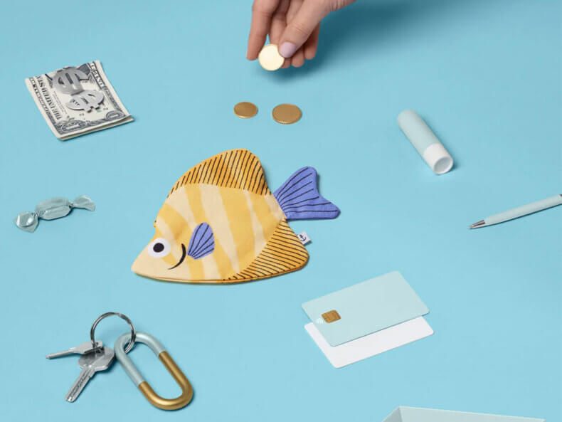 Don Fisher Moonyfish Yellow Etui in Anwendung – als Federmäppchen, Kosmetiktasche oder Reiseorganizer