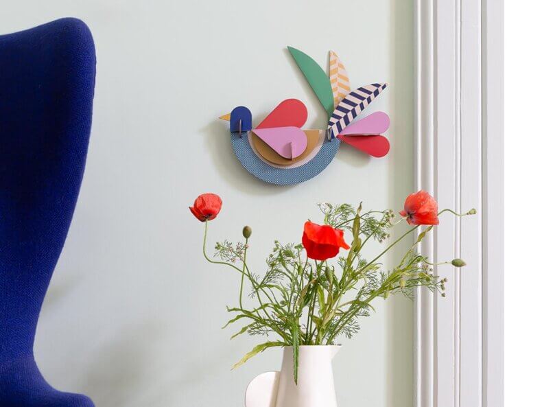 Feathery Bird Wanddekoration von Studio Roof an der Wand neben Sessel und Blumenvase