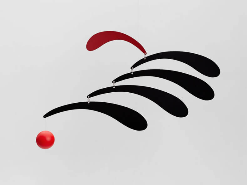 Flowing Rhythm | Red & Black No. 005r, handgefertigtes Hängeobjekt aus Dänemark in Rot und Schwarz.