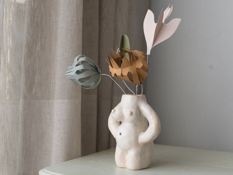 Seitliche Ansicht der „Mutter Erde“-Vase aus Steinzeugton, handgefertigtes Unikat von QuickHoneyCeramics. Die Keramikvase zeigt die geschwungene Form und das symbolische Design der Mutterschaft.