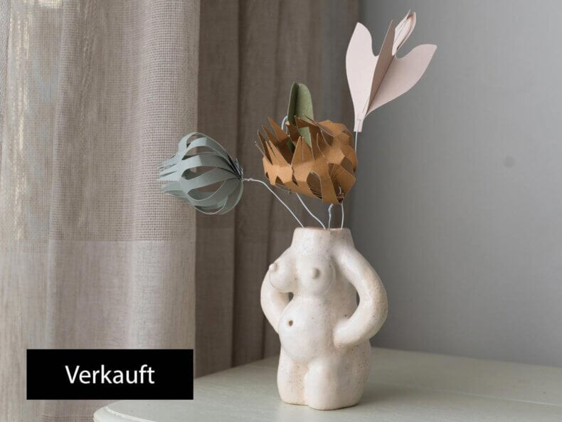 Seitliche Ansicht der „Mutter Erde“-Vase aus Steinzeugton, handgefertigtes Unikat von QuickHoneyCeramics. Die Keramikvase zeigt die geschwungene Form und das symbolische Design der Mutterschaft.