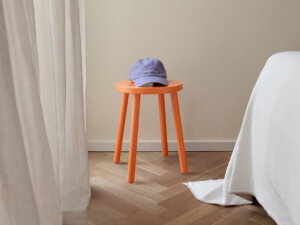 Hocker-aus-Birkenholz-orange