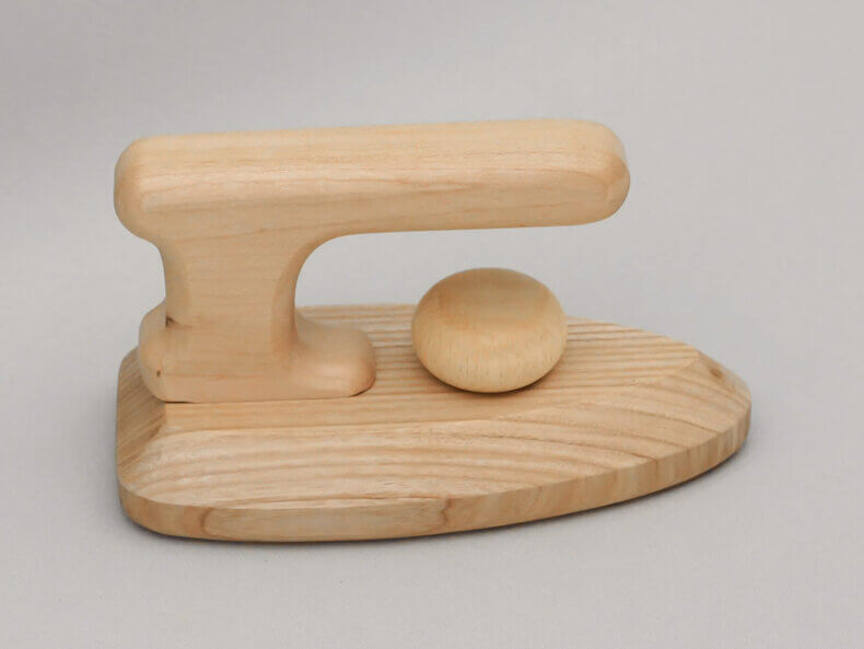 Holzspielzeug Bügeleisen für Kinder – Montessori, Lotes Toys – Bild 5