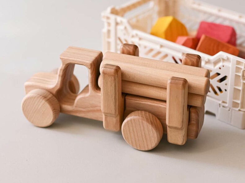 Holzlaster mit Holzstämmen von lotes toys