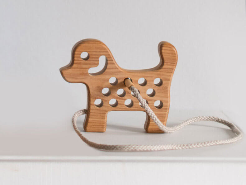 Holz Fädelspiel Hund, Lotes Toys – Bild 2