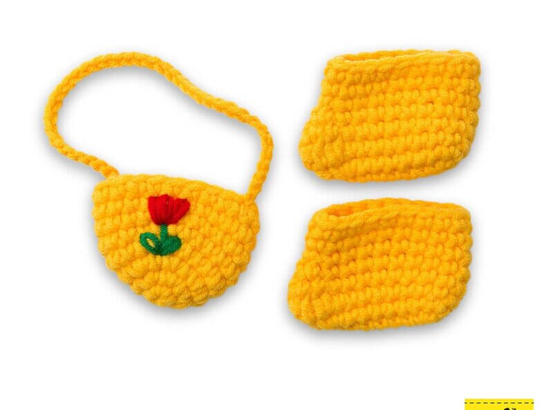 Just Dutch Tulpen-Tasche & Klompen aus 100 % Baumwolle. Handgehäkeltes Outfit mit gelber Umhängetasche mit roter Tulpe und gelben Klompen für Miffy, Boris und Melanie.