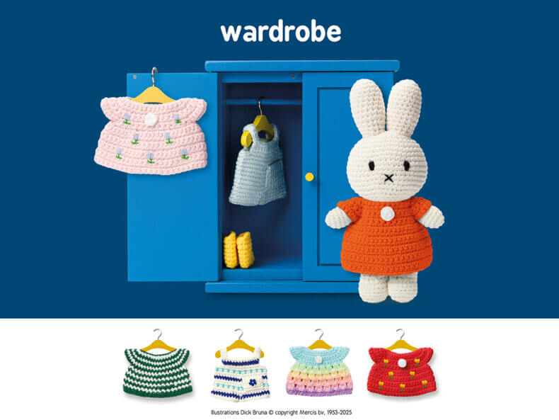 Kleiderschrank + 4 Kleiderbügel