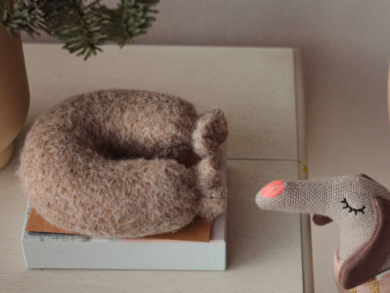 flauschiges Kuschelkissen im Leberwurst Design, handgefertigt von einer Berliner Designerin, perfektes Geschenk für Groß und Klein