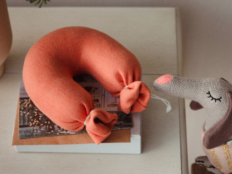 Das lustige Kuschelkissen Teewurst ist nicht nur gemütlich, sondern auch ein echter Hingucker – perfekt für alle, die ihre Wohnung mit Humor und Stil einrichten