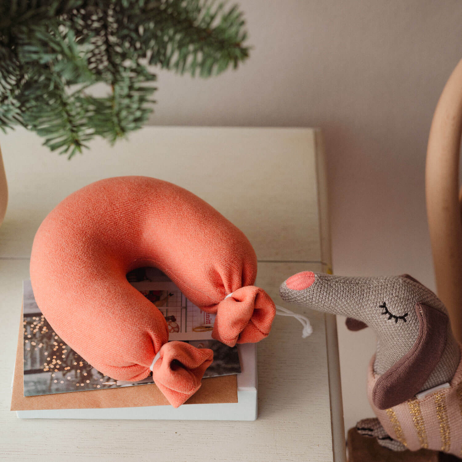 Das Kuschelkissen Teewurst ist perfekt für alle, die ihre Räume mit Stilsinn und Augenzwinkern gestalten möchten. Ob als originelles Geschenk für Berlin-Fans, als witziges Sofakissen oder als Deko-Highlight im Kinderzimmer – dieses handgemachte Wohnaccessoire sorgt garantiert für gute Laune.