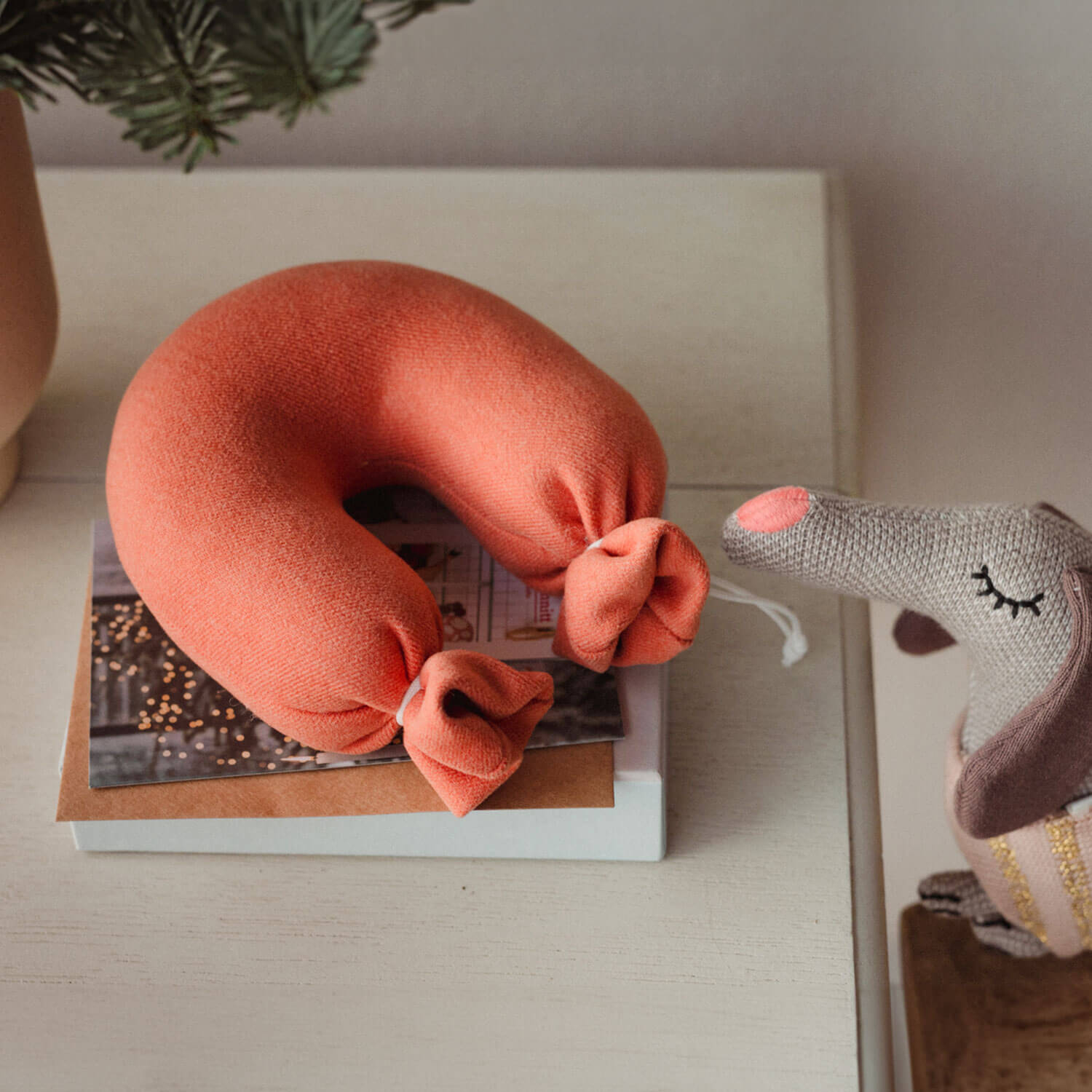 Das lustige Kuschelkissen Teewurst ist nicht nur gemütlich, sondern auch ein echter Hingucker – perfekt für alle, die ihre Wohnung mit Humor und Stil einrichten