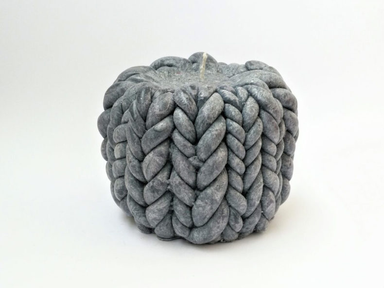 Knitted-candle-Coziness-gray-TELMAS-BOTANICAS