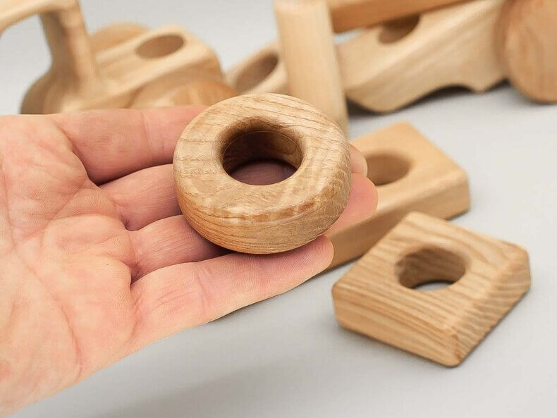 Holz-Baufahrzeug mit Anhänger, Lotes Toys – Bild 4