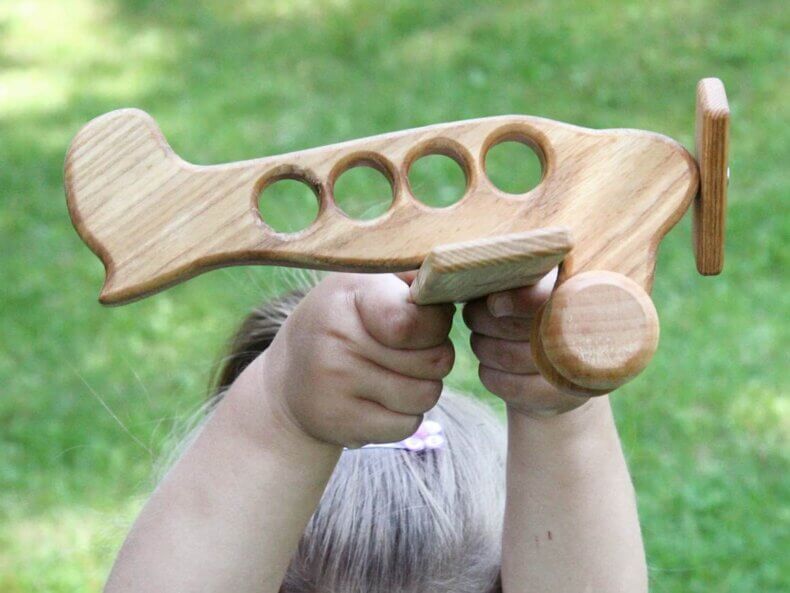 Linienflugzeug aus Holz, Lotes Toys – Bild 3