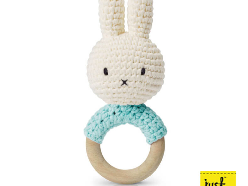 MIFFY Gehäkelter Greifling / Rassel, pastel aqua