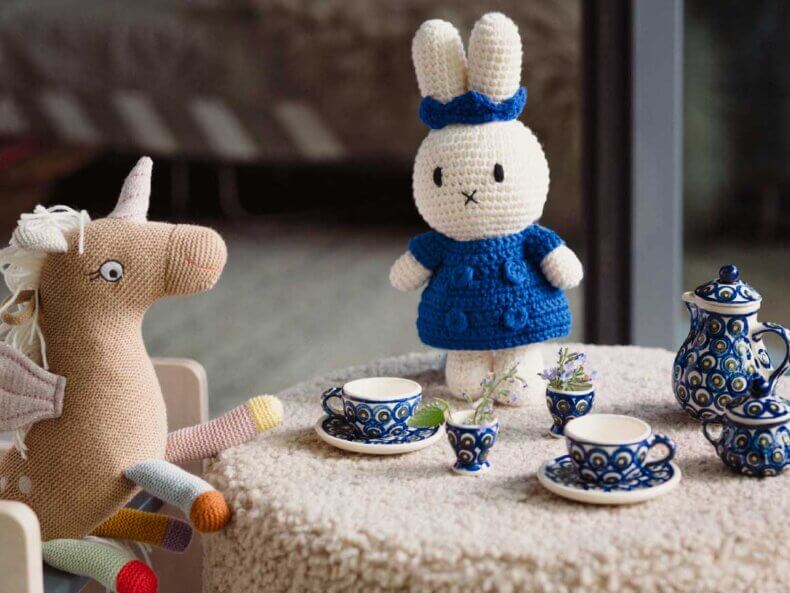 MIFFY Kuscheltier im Königinnen-Outfit mit Einhorn-Teeset, handgefertigt aus 100% Baumwolle von Just Dutch, ideales Geschenk und Spielzeug für Kinder