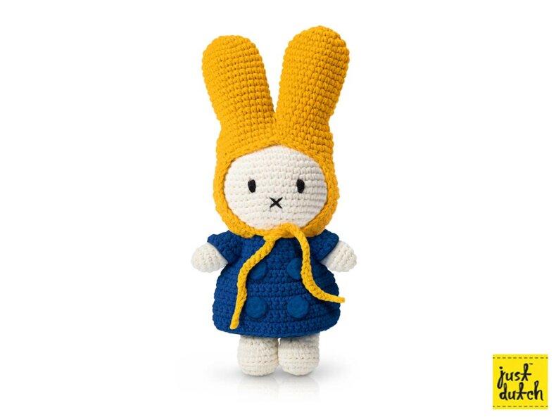 MIFFY-gehaekeltes-Kuscheltier-blau-gelbes-Outfit