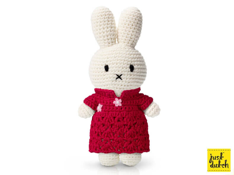 MIFFY-gehäkeltes-Kuscheltier-im-roten-Qipao-Kleid