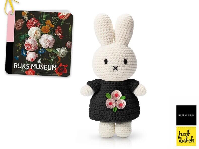 MIFFY-im-schwarzen-Blumenkleid-just-dutch