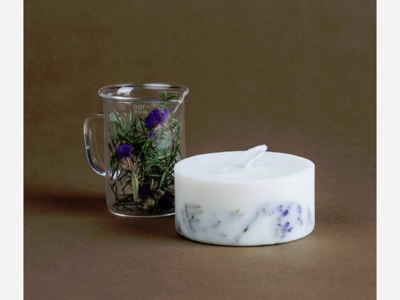the MUNIO Sojawachs Duftkerze - Wacholder & Limonium klein, 220 ml – Bild 2