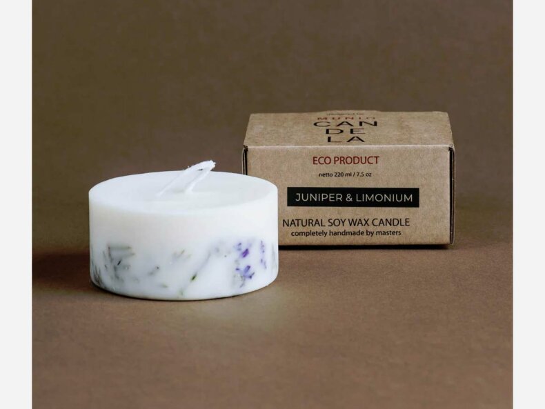 the MUNIO Sojawachs Duftkerze - Wacholder & Limonium klein, 220 ml