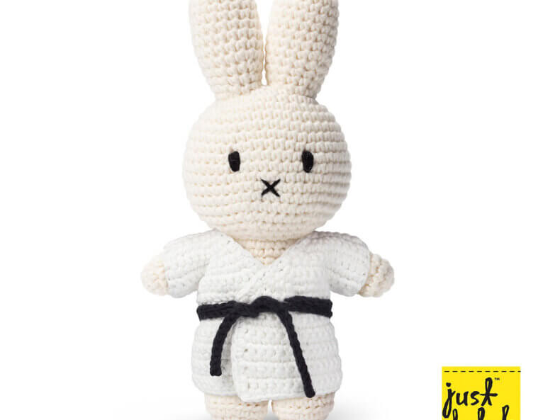 Miffy im Judo Anzug mit scharzem Gürtel
