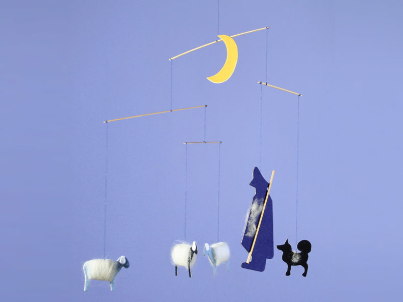 Schäfer mit Mond Mobile