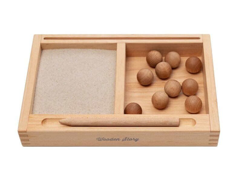 Montessori-Holztablett-mit-Sand-und-Holzkugeln