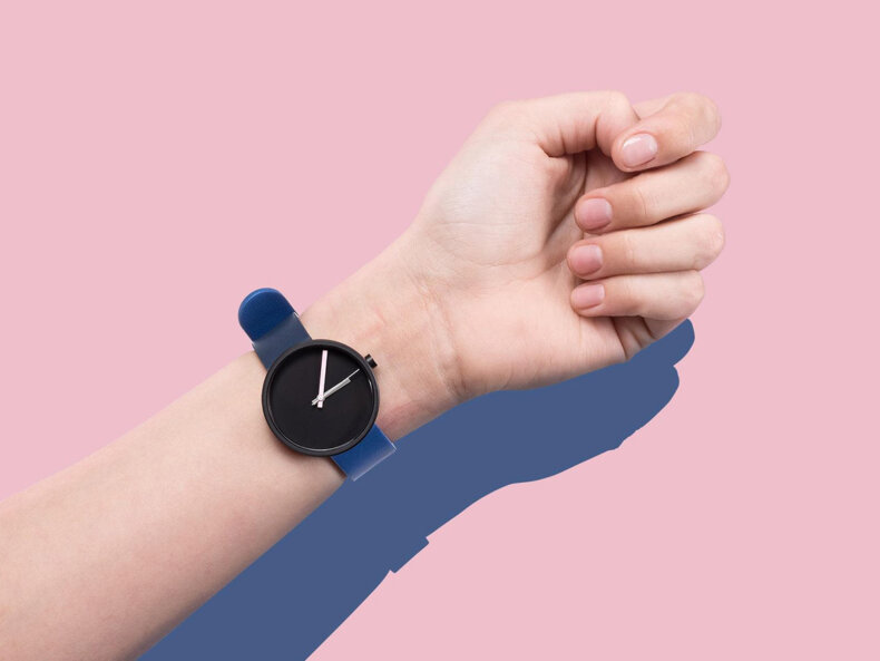Designuhr Multi Midnight am Handgelenk, präsentiert auf rosafarbenem Hintergrund – erhältlich bei Filipok.