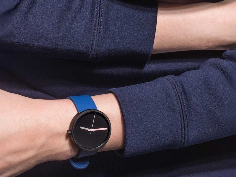 Designuhr Multi Midnight am Handgelenk, präsentiert auf rosafarbenem Hintergrund – erhältlich bei Filipok.