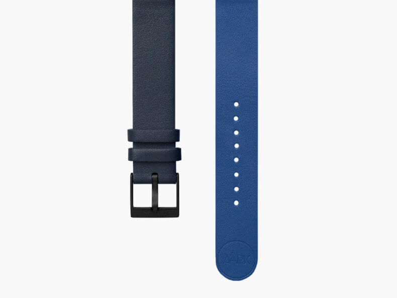 Nahaufnahme der beiden Lederarmbandseiten der AÃRK Multi Midnight mit geprägtem AÃRK-Logo.