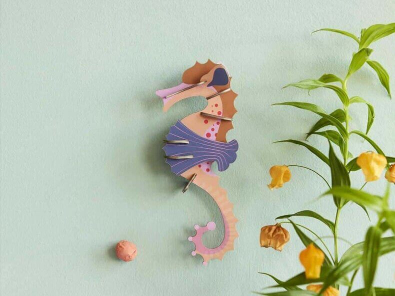 Pink Seahorse Wanddekoration von Studio Roof als Seepferdchen an der Wand