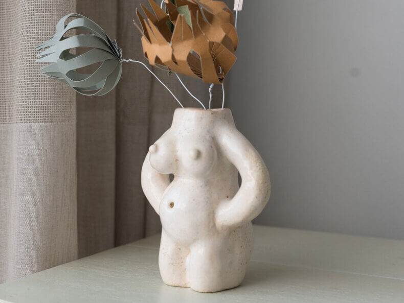 Detailansicht der „Mutter Erde“-Vase aus handgefertigtem Steinzeugton. Detailaufnahme der geschwungenen Form und der künstlerischen Verarbeitung.