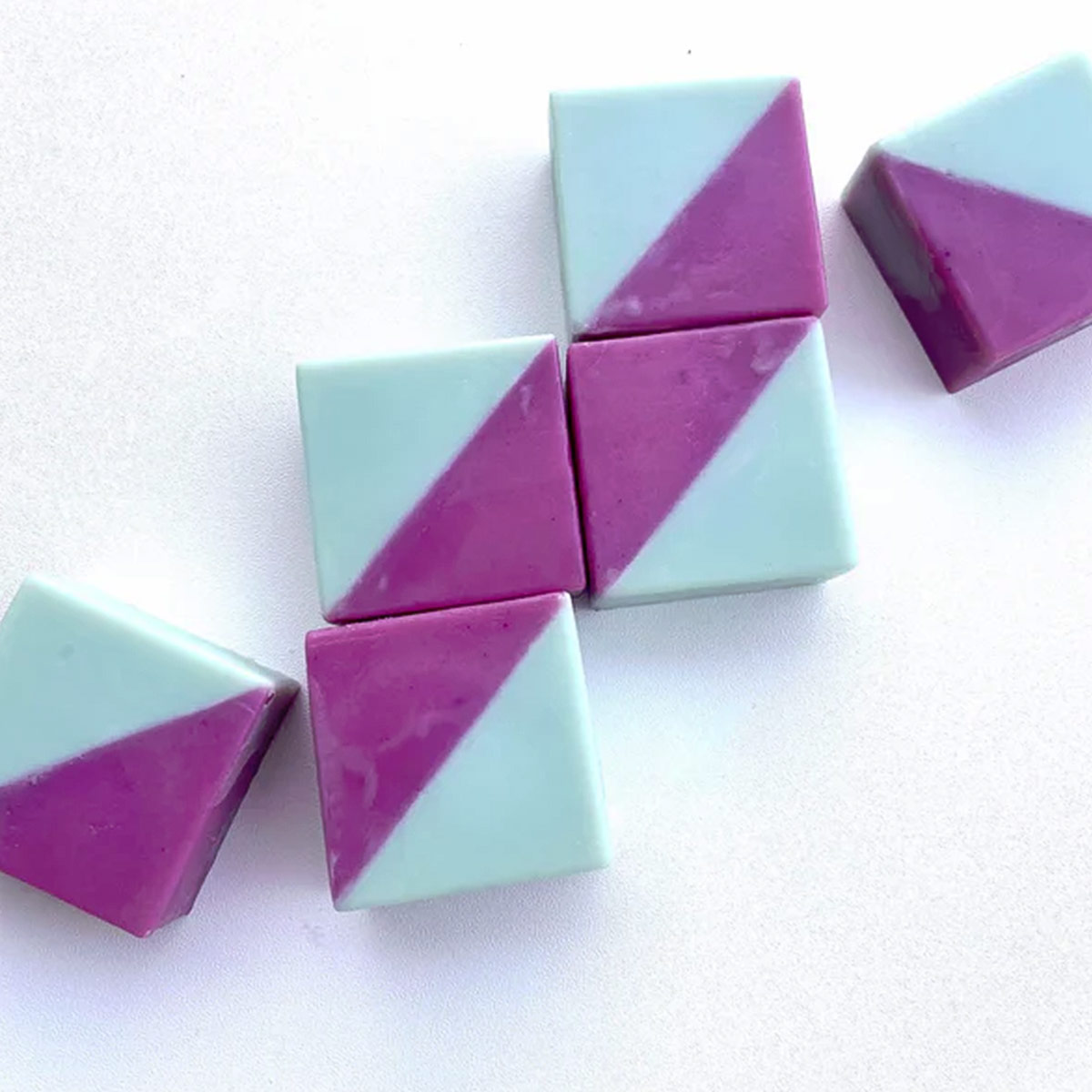 Geometrische, zweifarbige Pflegeseife „RONJA – Limone & Rosmarin“ in Türkis und Lila, handgemacht, vegan und palmölfrei; kleine geformte Seife mit 40 g, geeignet für normale und empfindliche Haut.