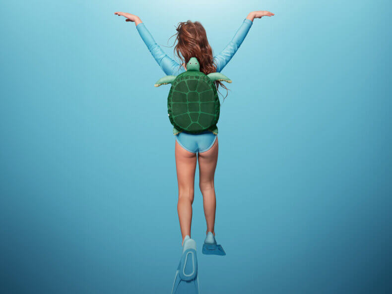 Mädchen mit dem Turtle Kinderrucksack von DonFisher im Schildkröten-Design