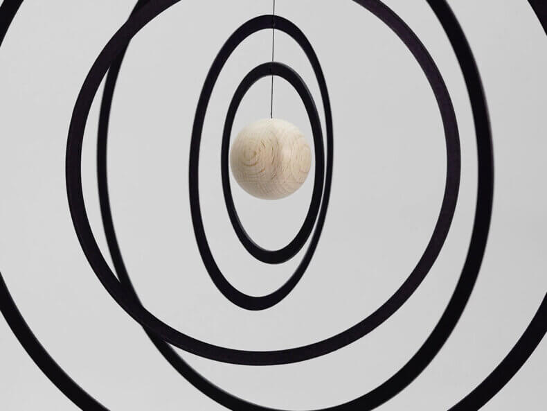 Design-Mobile ‚Science Fiction | Nature‘ von Flensted aus naturfarbenem Holz, schwebende geometrische Elemente in sanfter Bewegung.